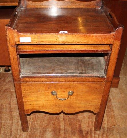 Tray top commode